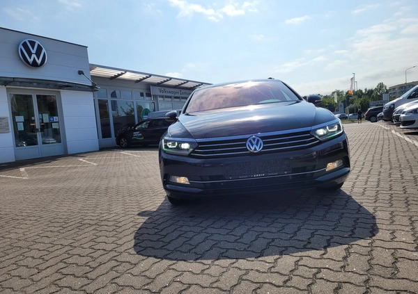 Volkswagen Passat cena 68500 przebieg: 162425, rok produkcji 2017 z Człuchów małe 56